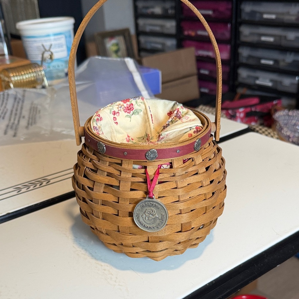 Longaberger 2004 Pasadena Tournament of Roses Basket w/Liner,Protector & Tie-on